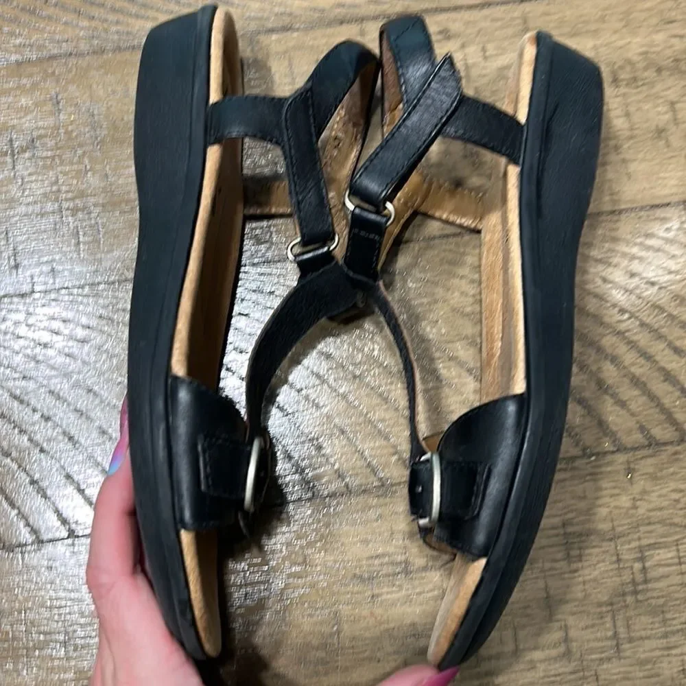 Clarks Black and Tan Sandals - Picture 11 of 12